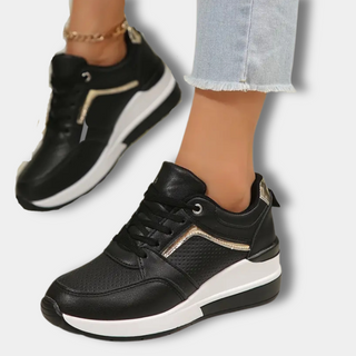 Zapatillas negras detalle dorado Mujer - Teresa