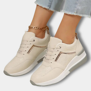 Zapatillas negras detalle dorado Mujer - Teresa