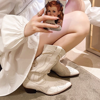 Lucinda | Botas Vaqueras para Mujer Bordadas con Punta Fina y Tacón Cuadrado