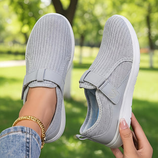 Encarna | Zapatillas de Horma Ancha con Cierre de Velcro para Mujer